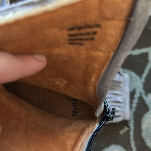 NWOT Monkey feet grey fringe boots size 3-4 years - Picture 5 of 7